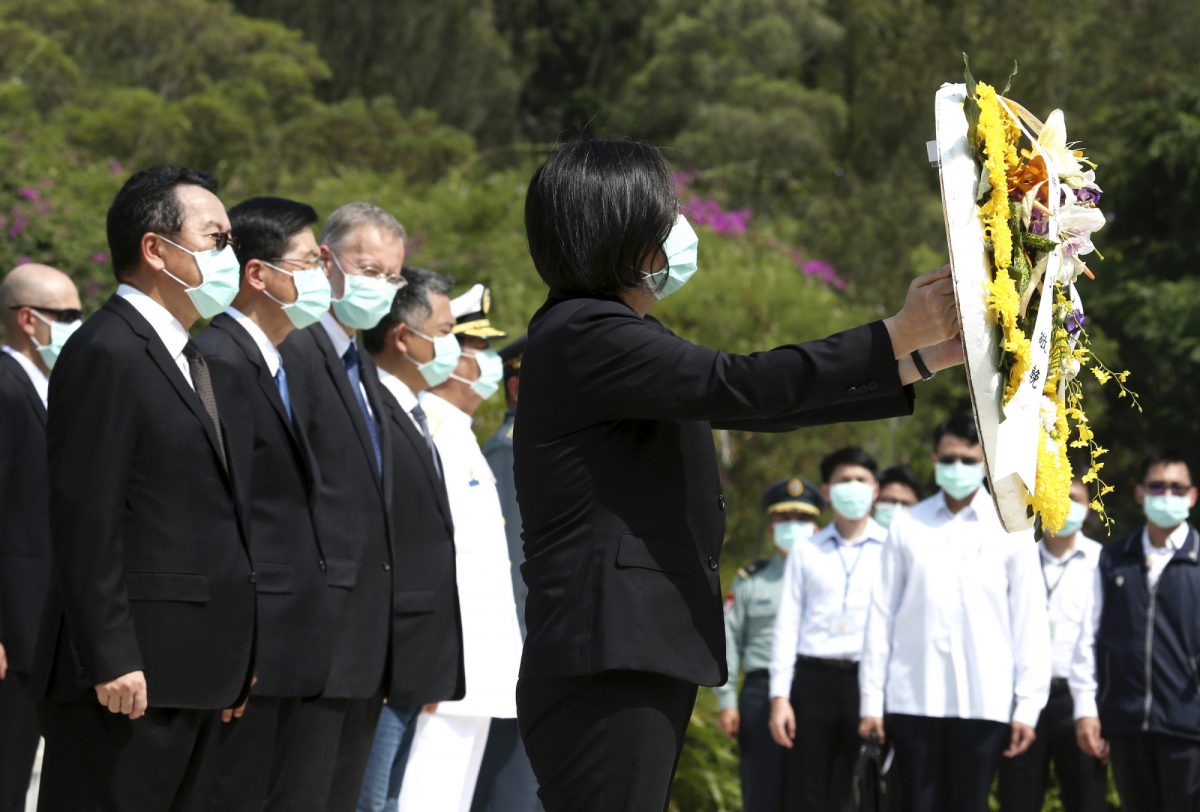 Tsai lays wreath