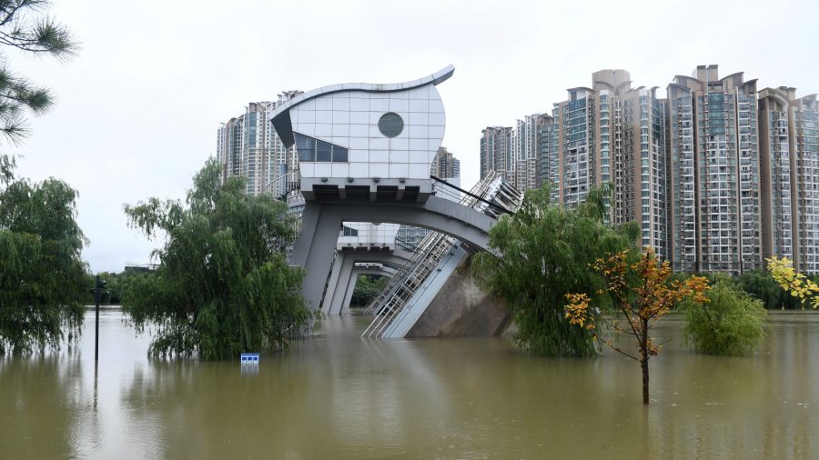 Top Chinese Official Visits Flooded City