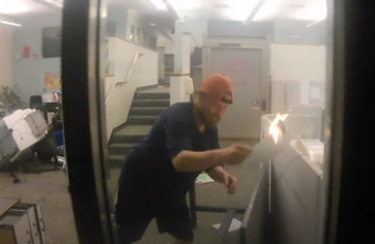 Edward Thomas Schinzing, 32, inside the Multnomah County Justice Center, setting a fire, in Portland, Ore., on May 29, 2020. (Department of Justice)