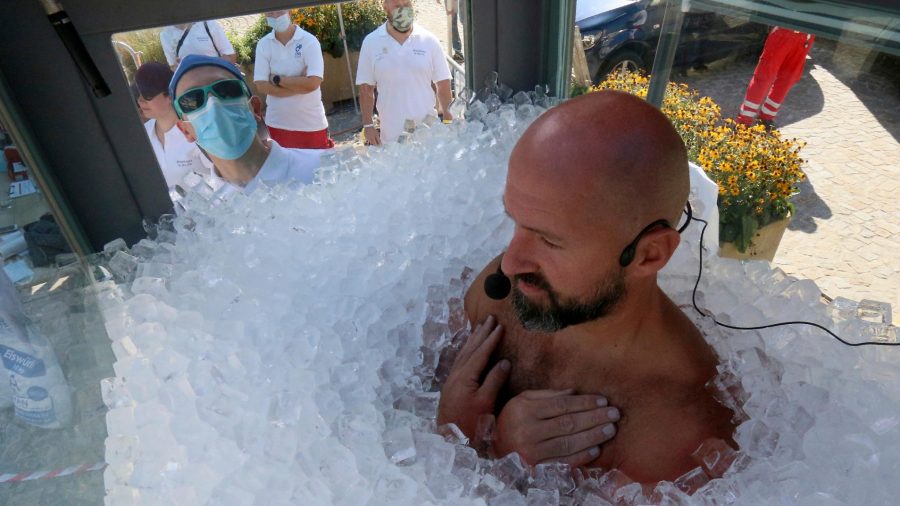 Austrian Man Spends 2.5 Hours in Box Filled With Ice Cubes
