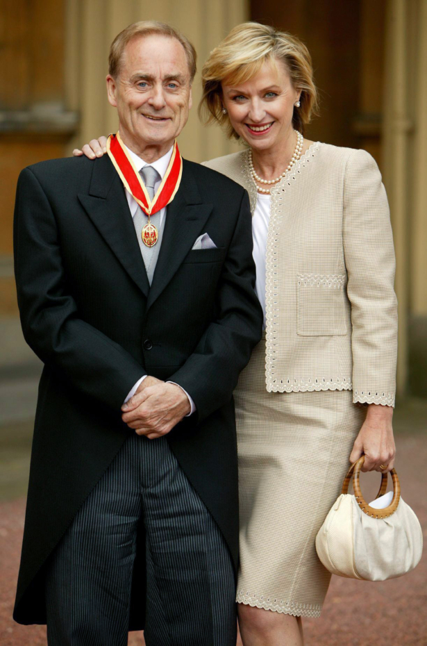 Journalist Harold Evans poses for a photo with his wife Tina Brown, after he was knighted by the Prince of Wales for service to journalism, on June 25, 2004. (John Stillwell/PA via AP)