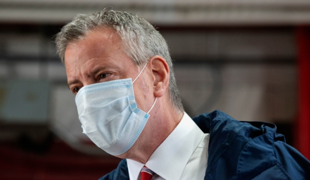 New York City Mayor Bill de Blasio speaks to firefighters following the donation of meals on International Firefighters Day in New York City, on May 4, 2020. (Bryan Thomas/Getty Images)