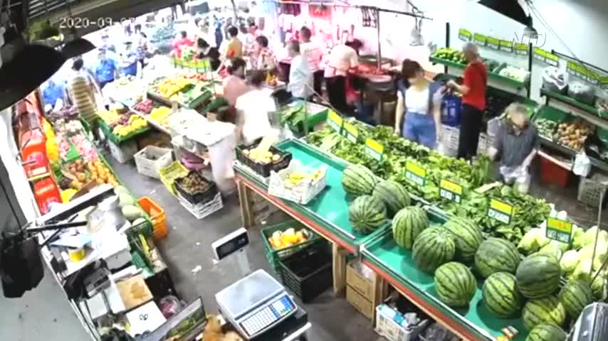 Chinese Fruit Vendor Attacked by Official