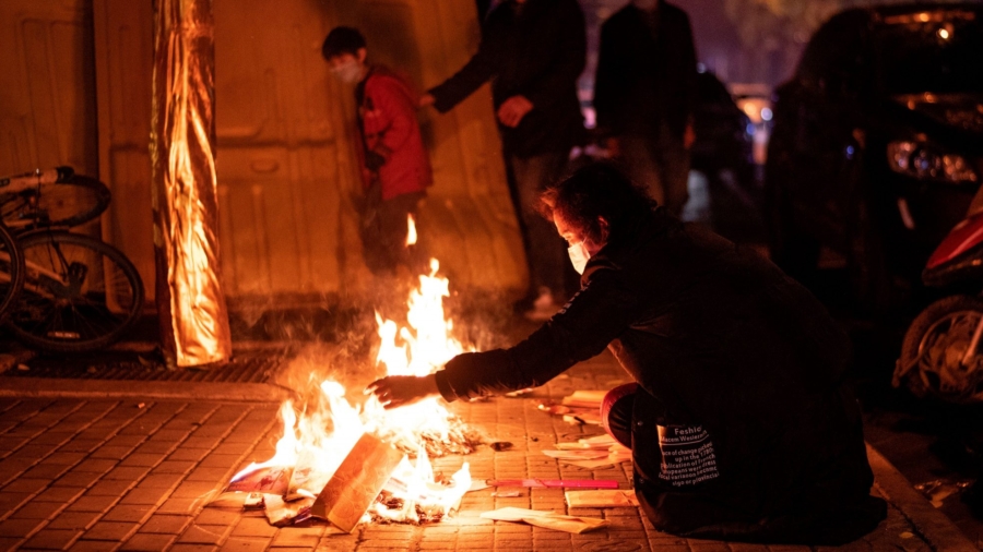Wuhan Residents Burn Papers to Mourn Dead