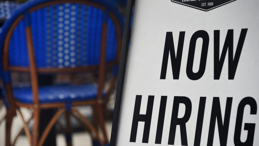 US Weekly Jobless Claims Fall to New One-Year Low