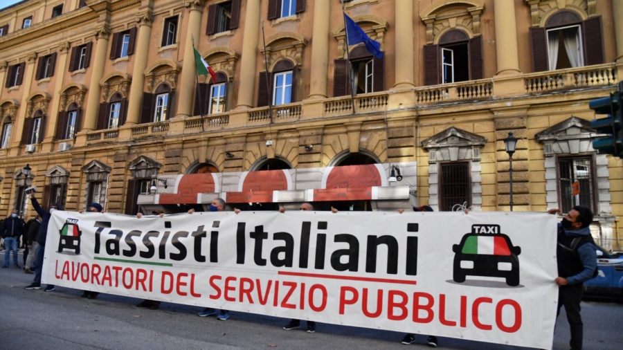 Taxi Drivers in Italy Protest Lockdown Measures
