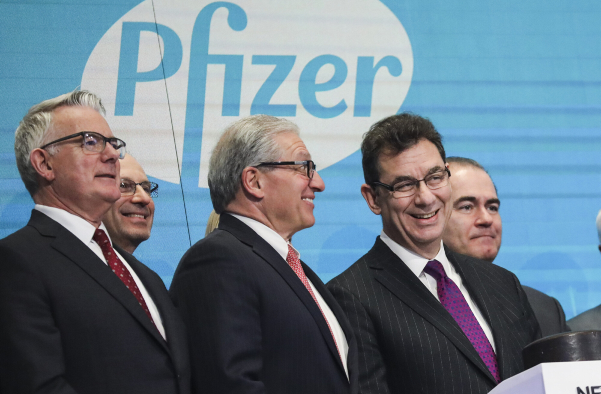 Albert Bourla (R), chief executive officer of Pfizer, waits to ring the closing bell at the New York Stock Exchange in New York City, N.Y., on Jan. 17, 2019. (Drew Angerer/Getty Images)