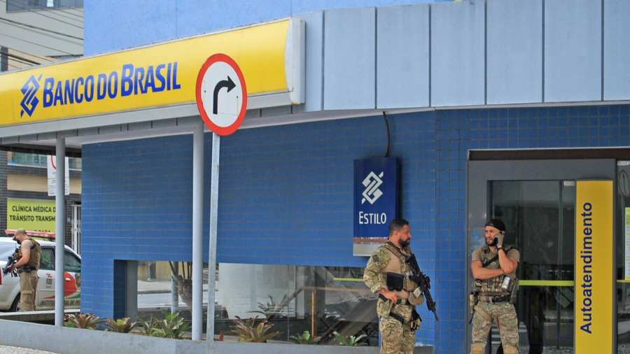 Armed Bank Robbers Storm Another Brazilian Town, Battle Police in Streets