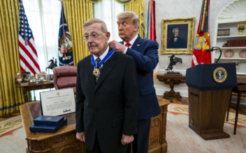 Trump Awards Medal of Freedom to Lou Holtz