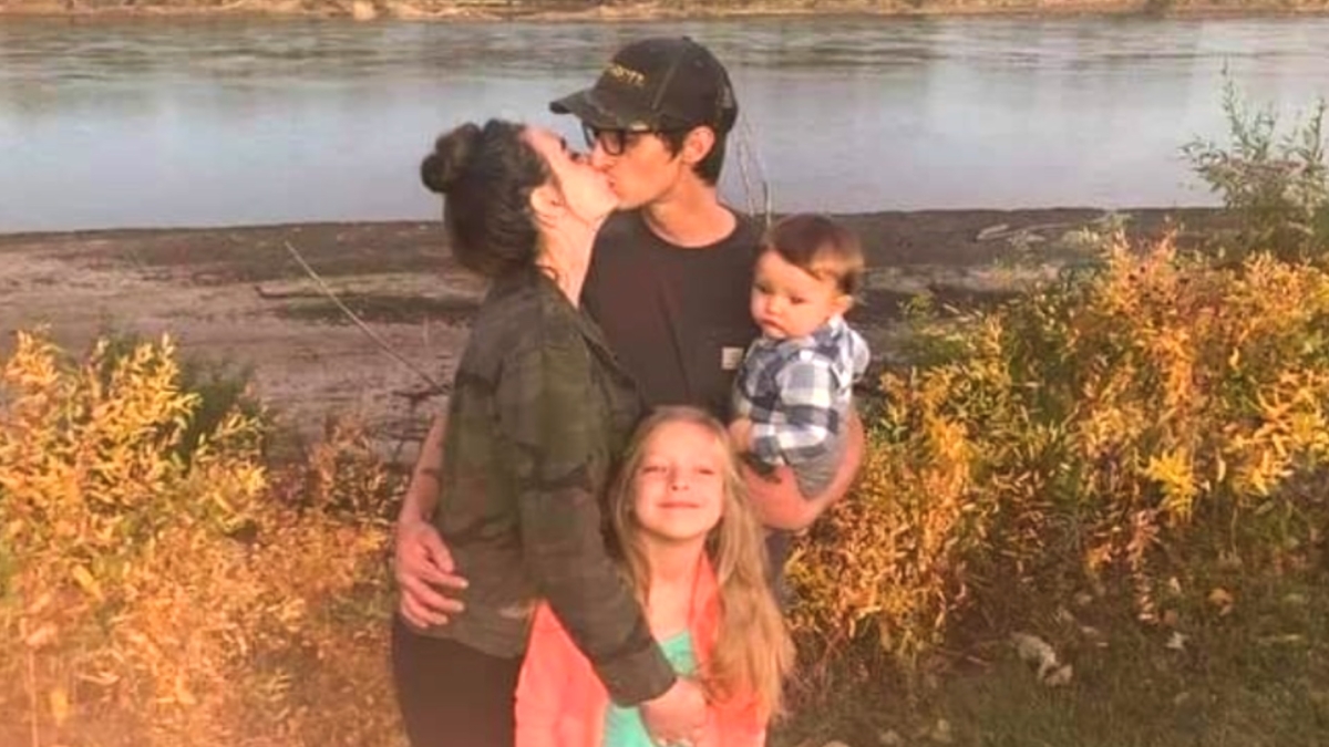 Amethyst J. Killian, a 22-year-old pregnant mother from St. Louis, Missouri, poses for a picture with her family. (GoFundMe)