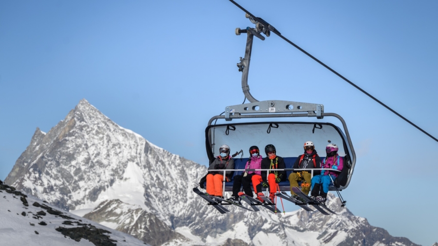 Swiss Slopes Buzz as Those of Neighbors Sit Idle in Pandemic