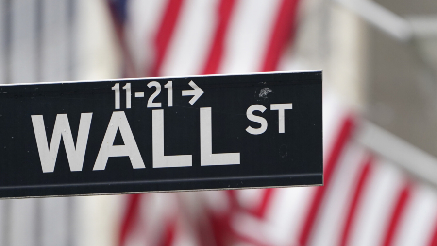 US Stocks Slip on Wall Street; S&P 500 Backs Off Record
