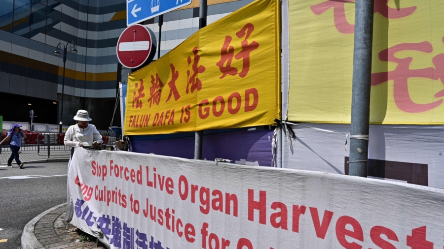 Attacker Damages Falun Gong Stands in Hong Kong