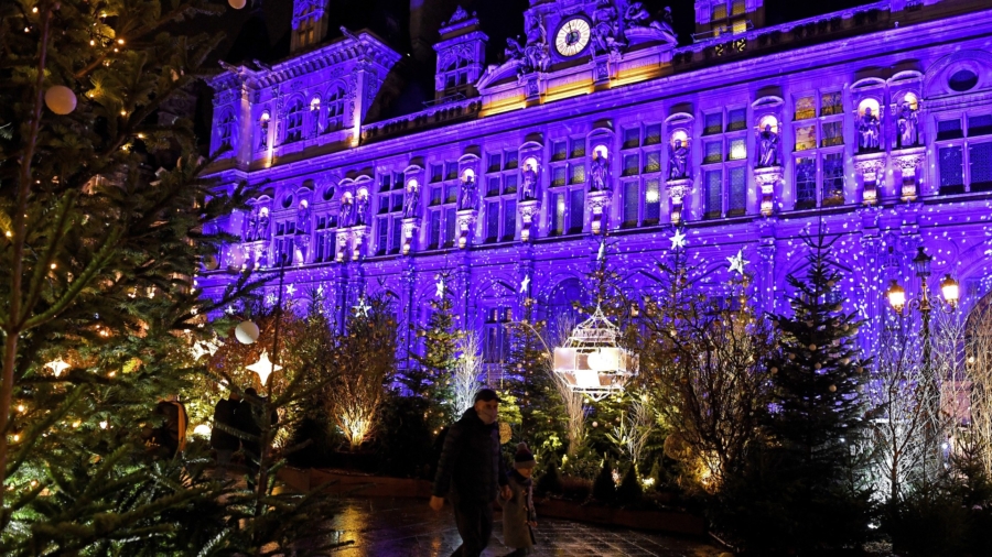 Paris' Big Stores Open Before Christmas