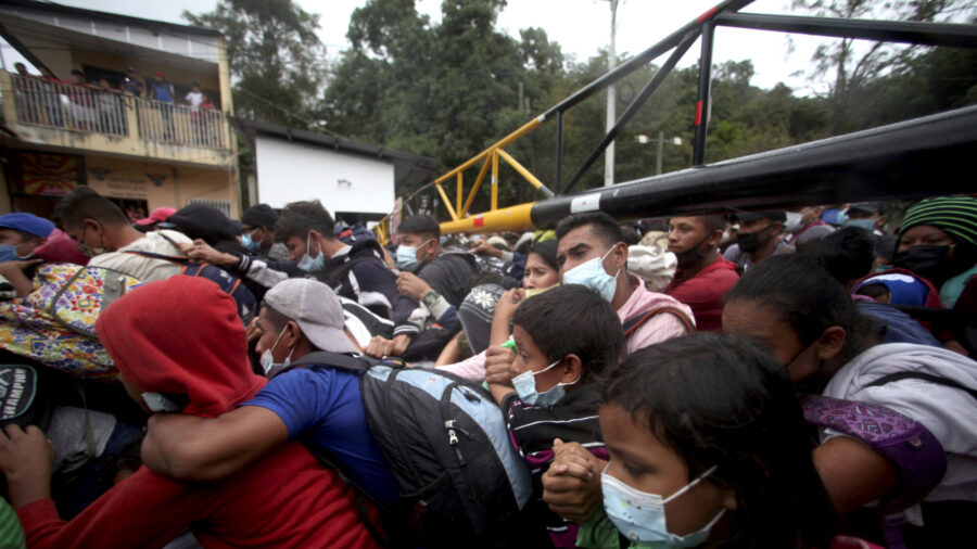 Guatemala Tries to Block Caravan of 9,000 Honduran Migrants Headed for US