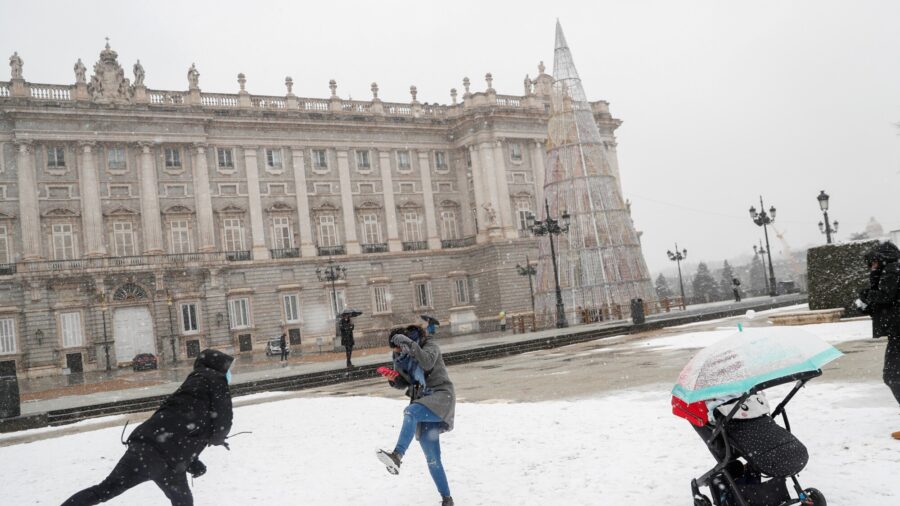 Snowstorm Hits Spain, Madrid Braces For Heaviest Snowfall In Decades