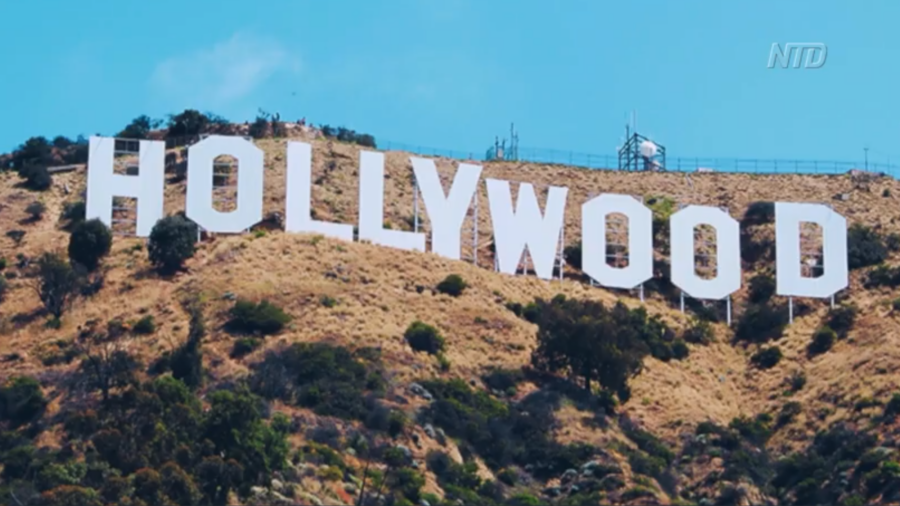 Tourists Trickle Back Into Hollywood