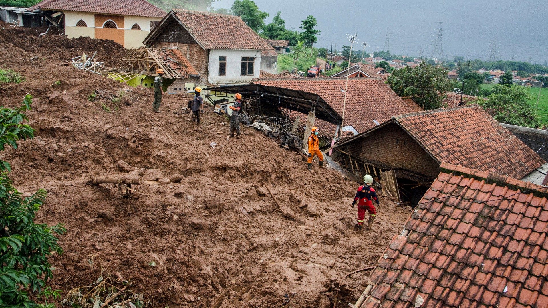 26 Missing, At Least 13 Dead In Indonesia Landslides | NTD