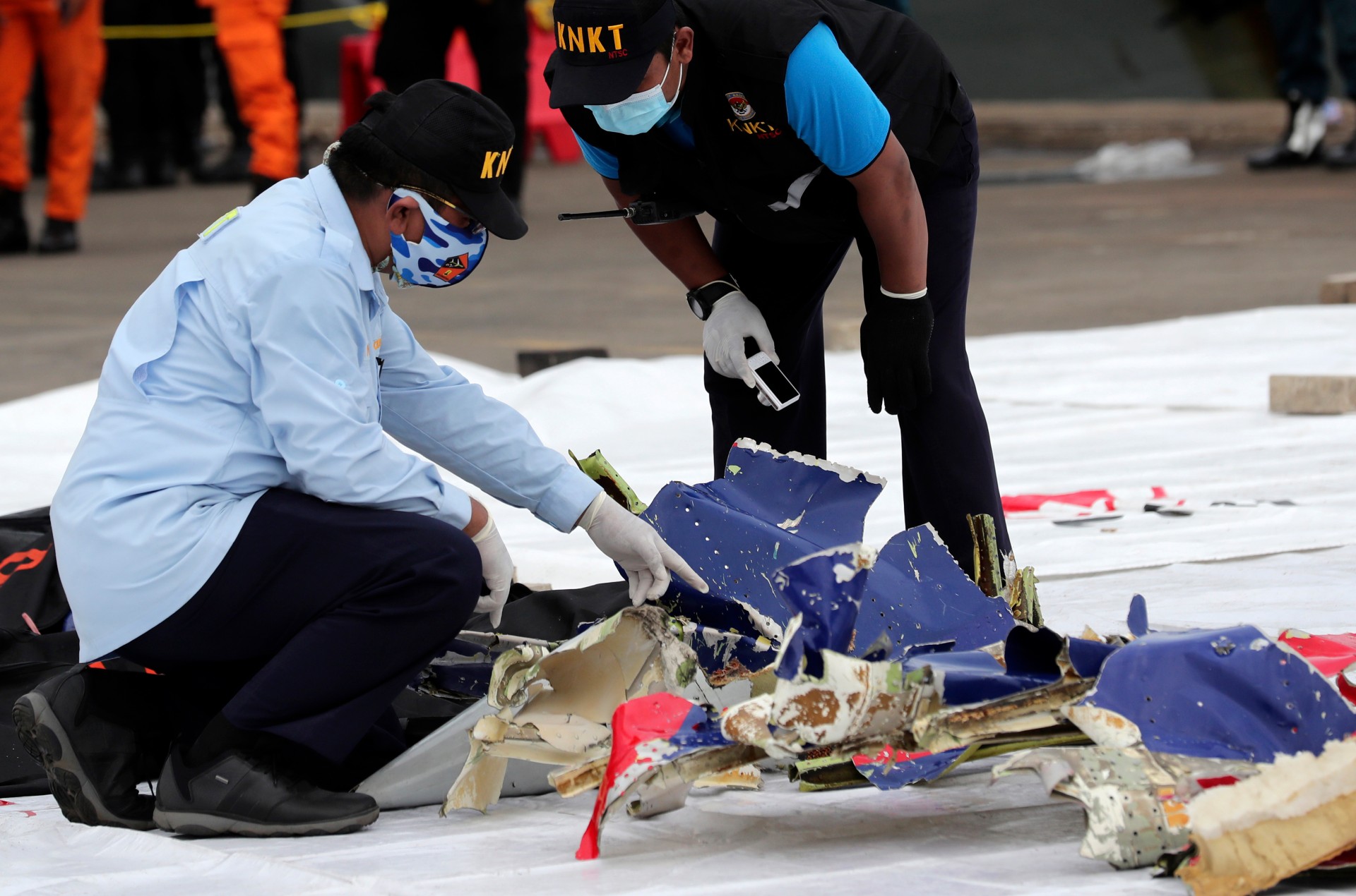 Indonesian Divers Find Parts of Plane Wreckage in Java Sea