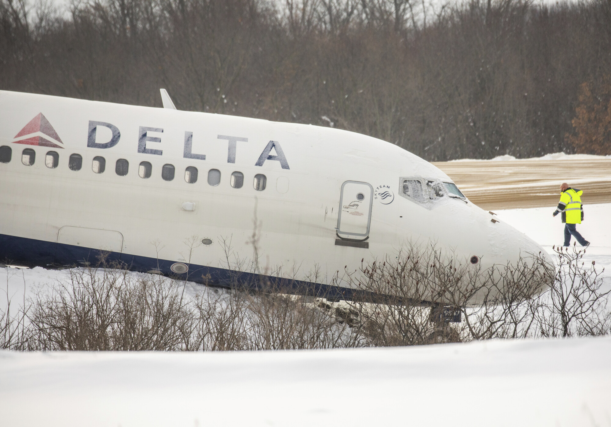 Plane Slides Off Taxiway at Pittsburgh Airport; No Injuries