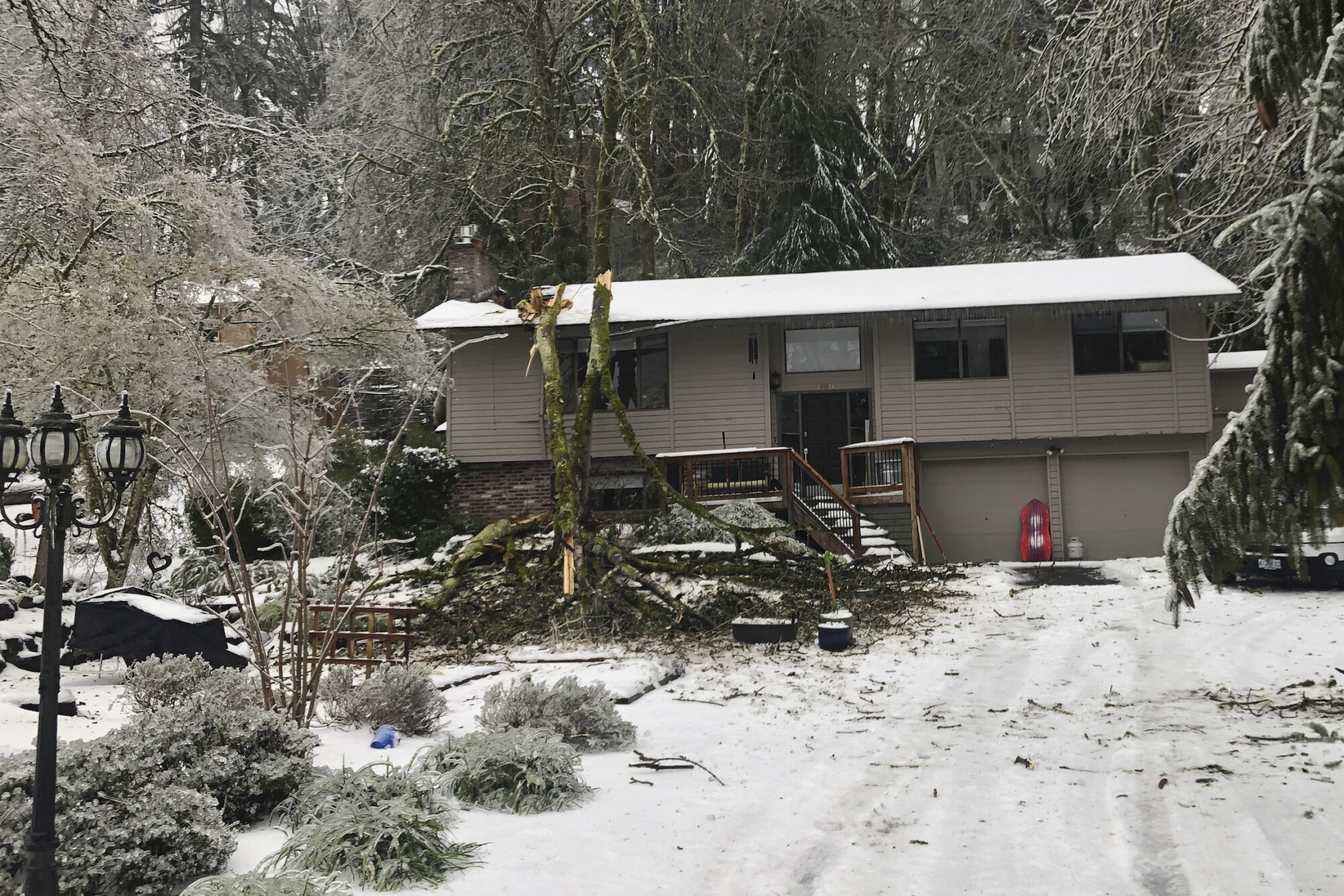 150,000 Without Power as Outages Persist in Oregon