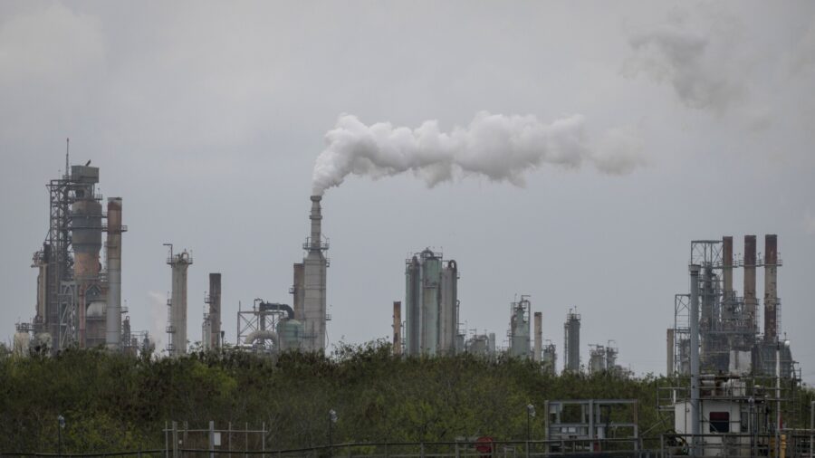 Texas Oil Refineries Shut as Winter Storm Hits US Energy Sector
