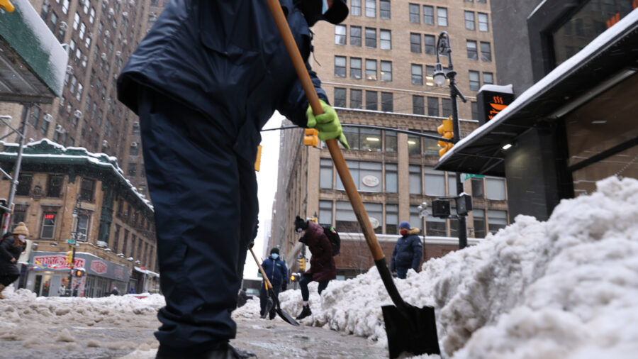Snow Storm Makes Its Way to New England