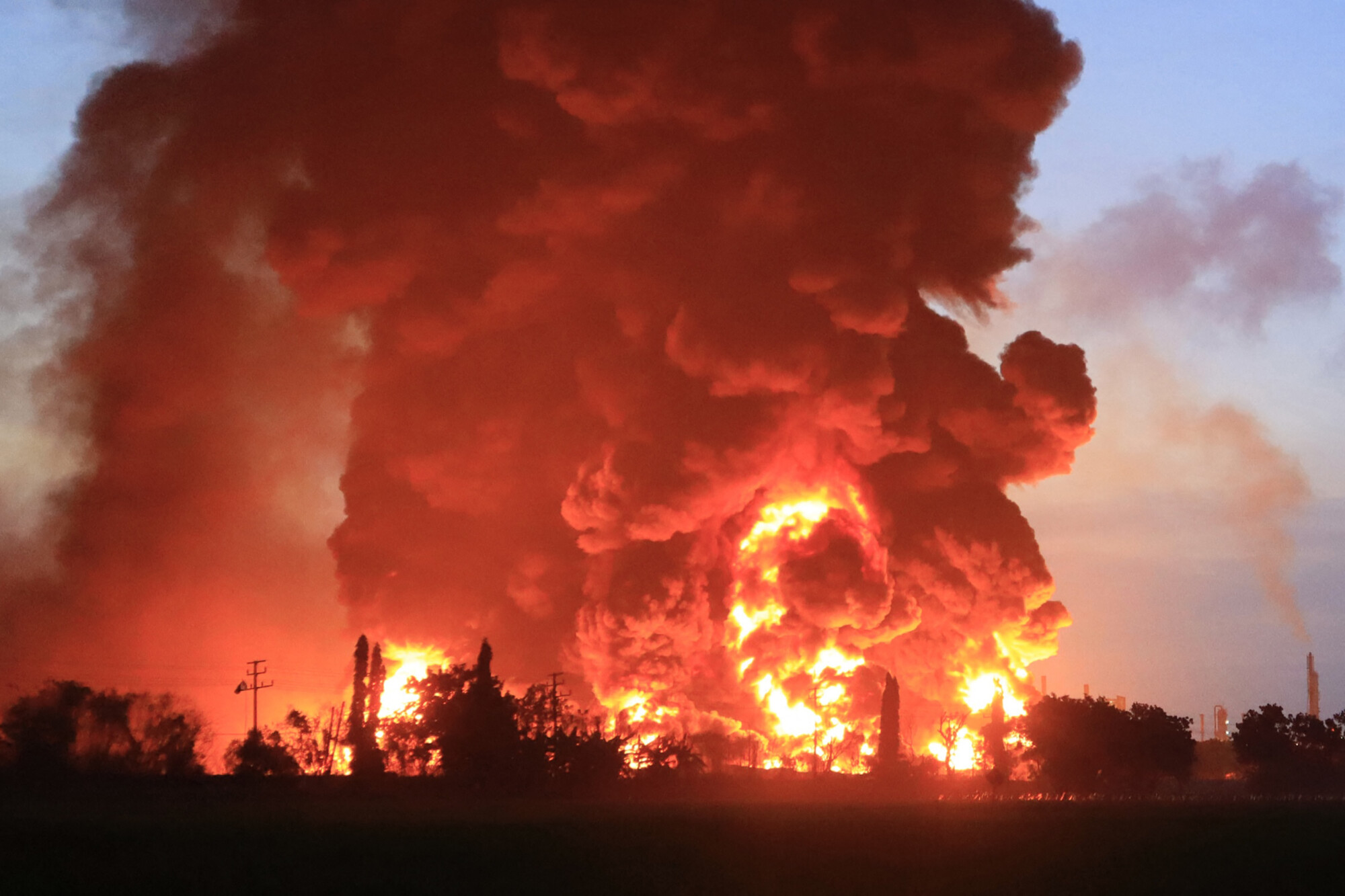 Indonesia: Huge Fire Breaks out at Oil Refinery