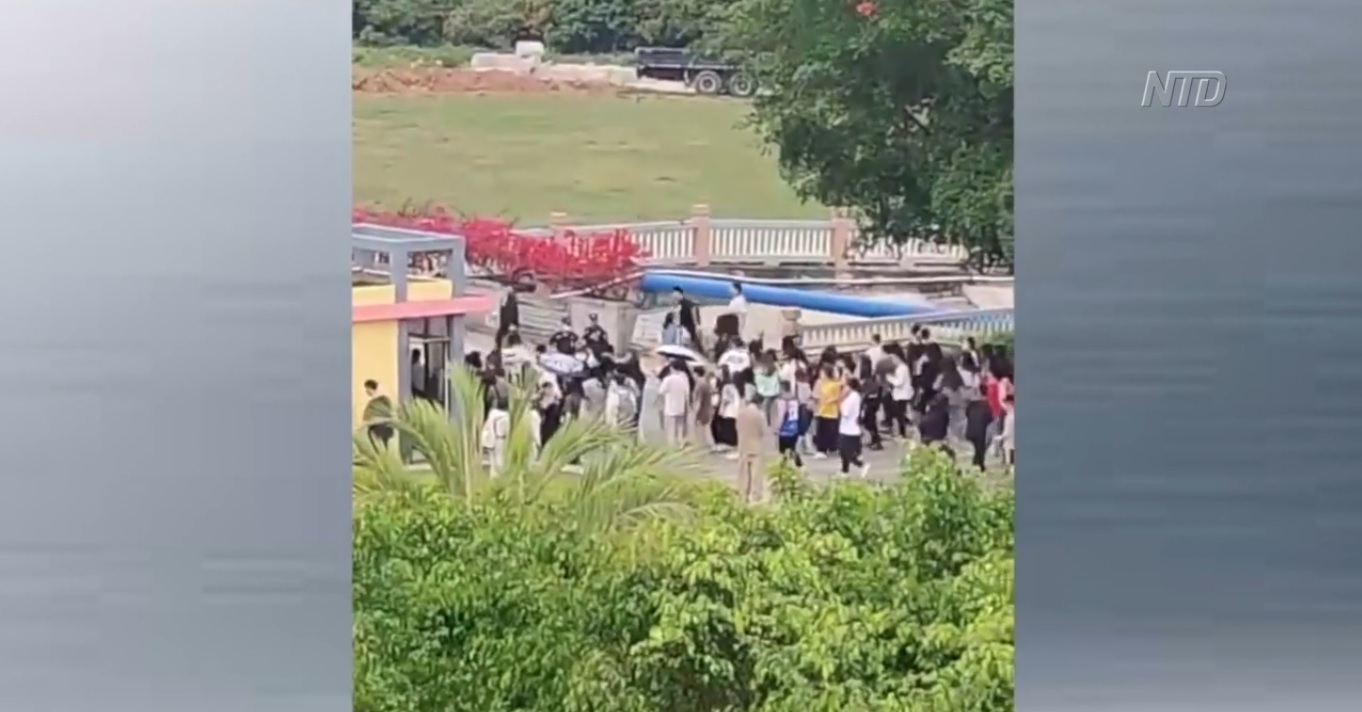 Students Flee Campus Amid Guangdong College Lockdown