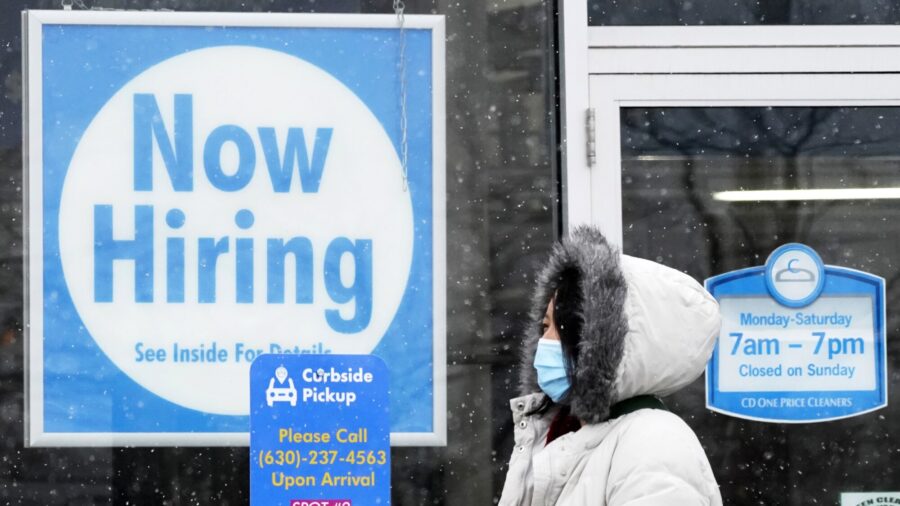US Jobless Claims Fall to 684,000, Fewest Since Pandemic