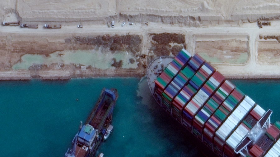 2 Tugboats Speed to Egypt’s Suez Canal as Shippers Avoid It