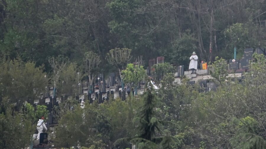 Large Crowds Gather at Wuhan Cemeteries in China
