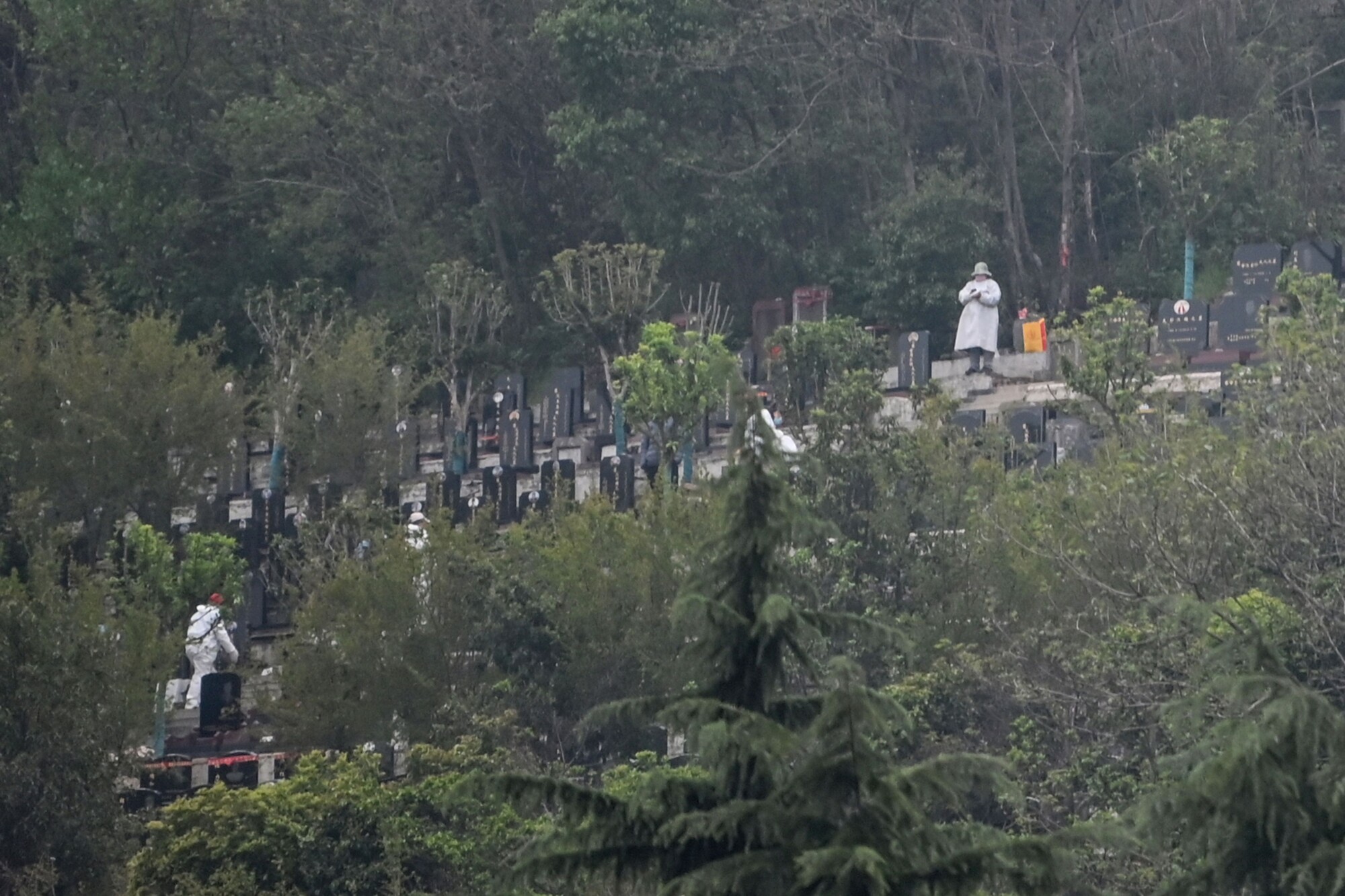 Large Crowds Gather at Wuhan Cemeteries in China