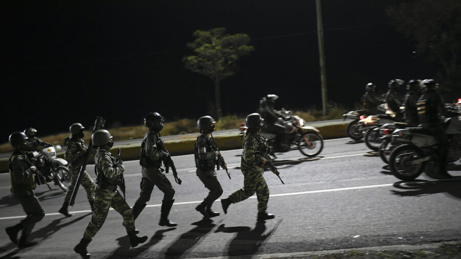 US Lets Venezuelans Stay Temporarily, Will Review Sanctions