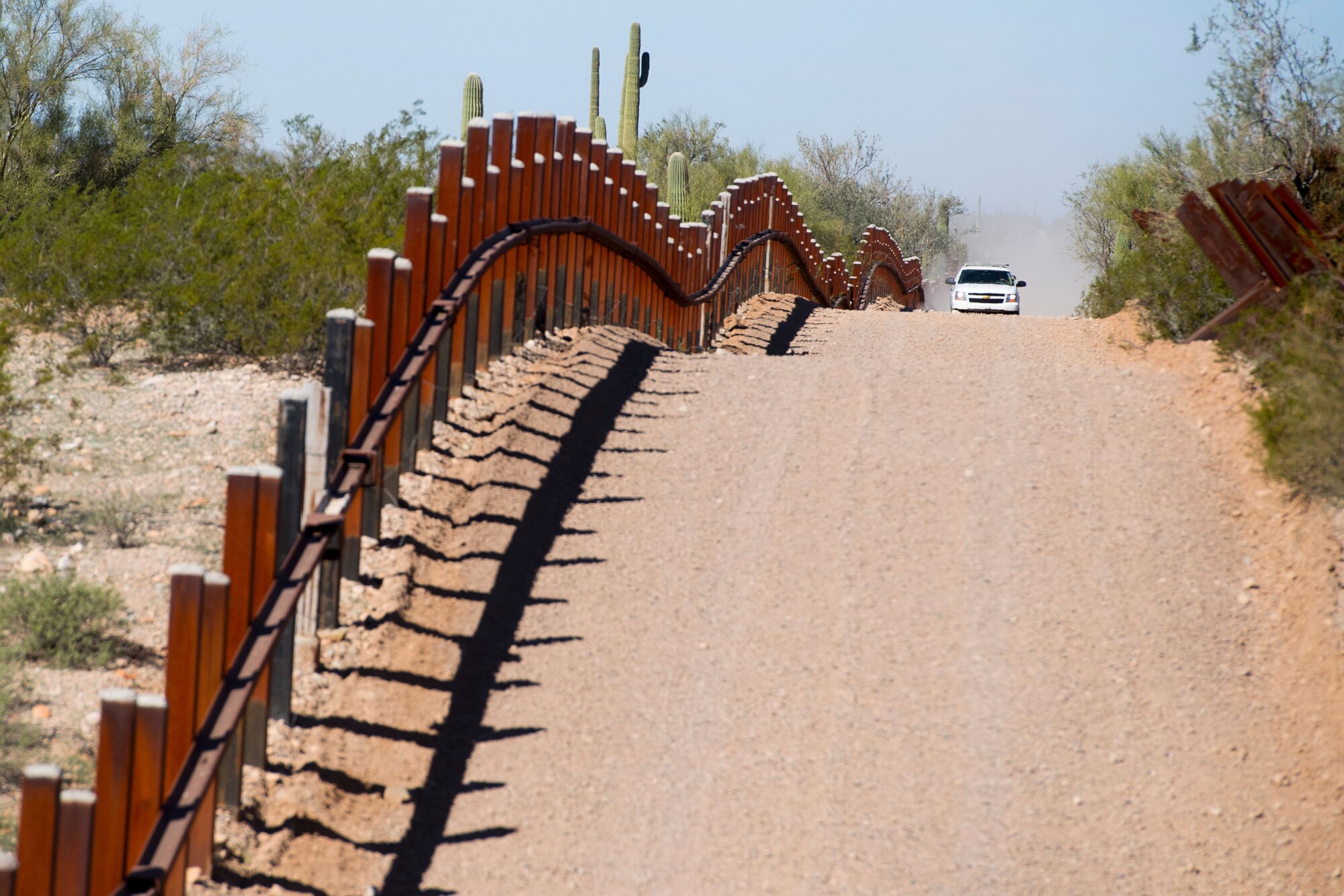80 Unaccompanied Minors Surrender to Border Patrol in Arizona Desert