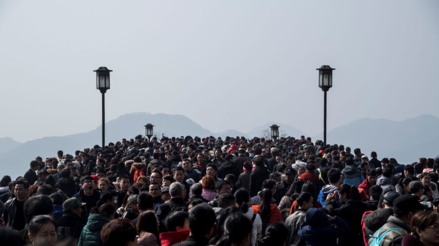Tourists Pack Chinese Sites During Holiday