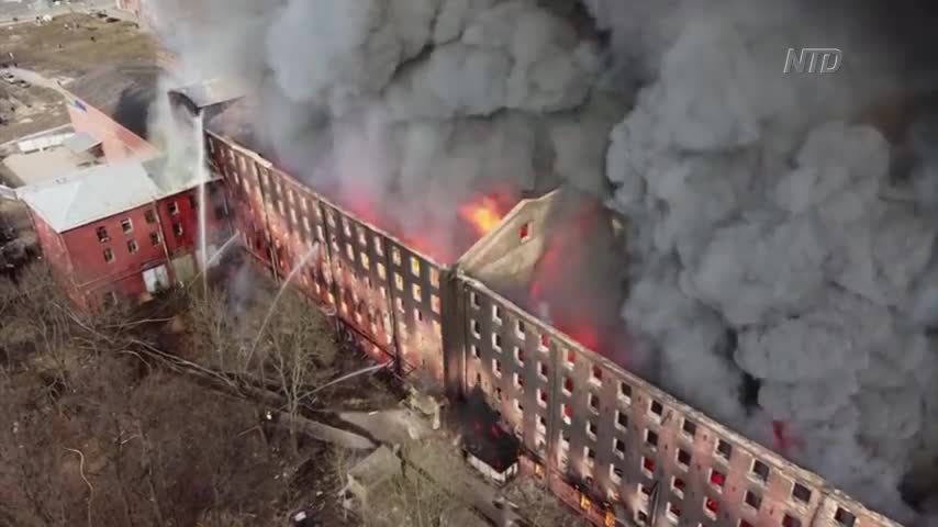 Fire Engulfs Historical Russian Building
