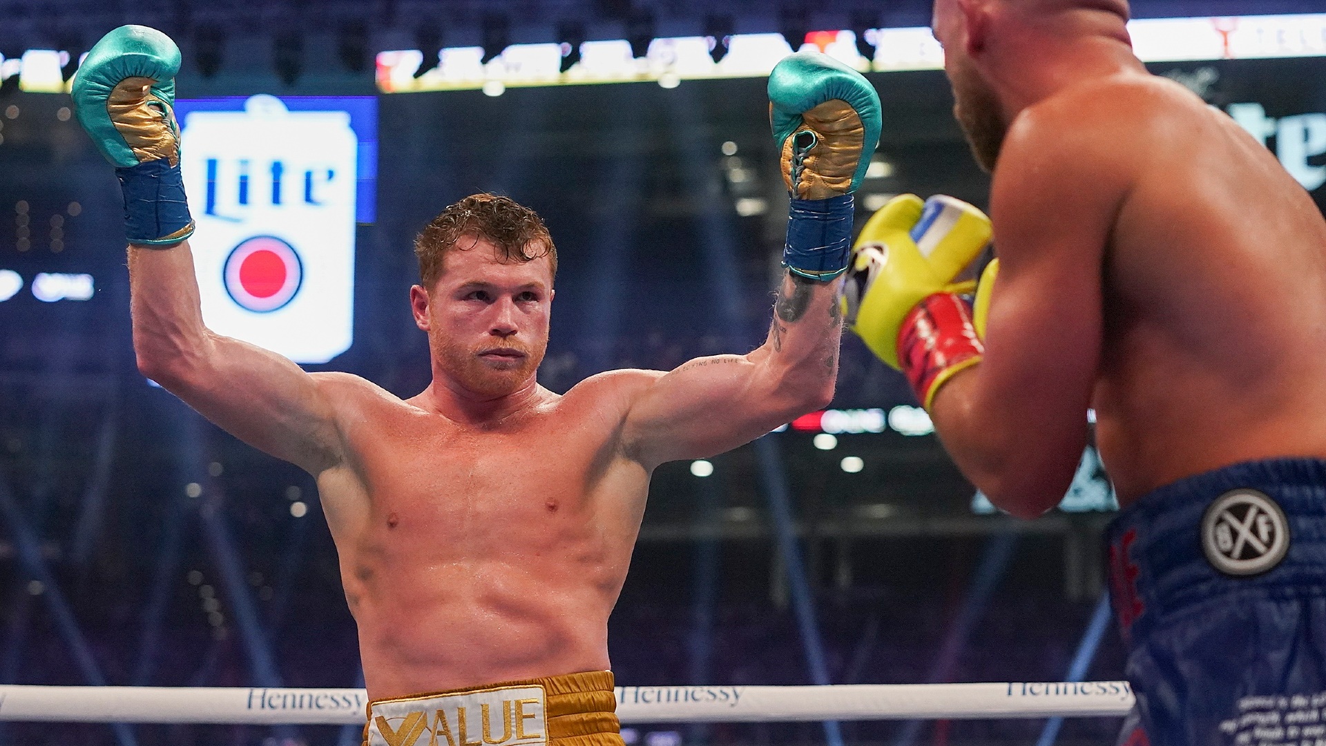 Alvarez Adds Another Title With 8th-Round TKO of Saunders