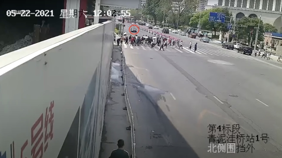 Car Drives Into Crowd in China, Kills 5