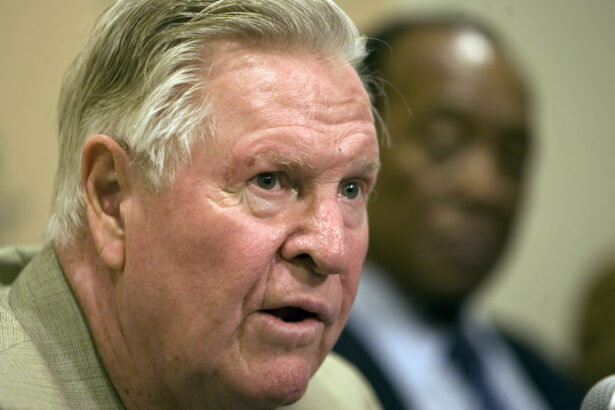 Former Milwaukee Braves' Del Crandall speaks during an event in Milwaukee, Wis., on Aug. 30, 2007. (Morry Gash/AP Photo)