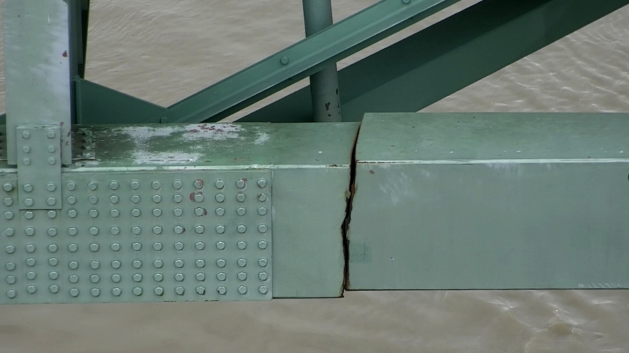 US Coast Guard Shuts Part of Lower Mississippi River as Bridge Cracks