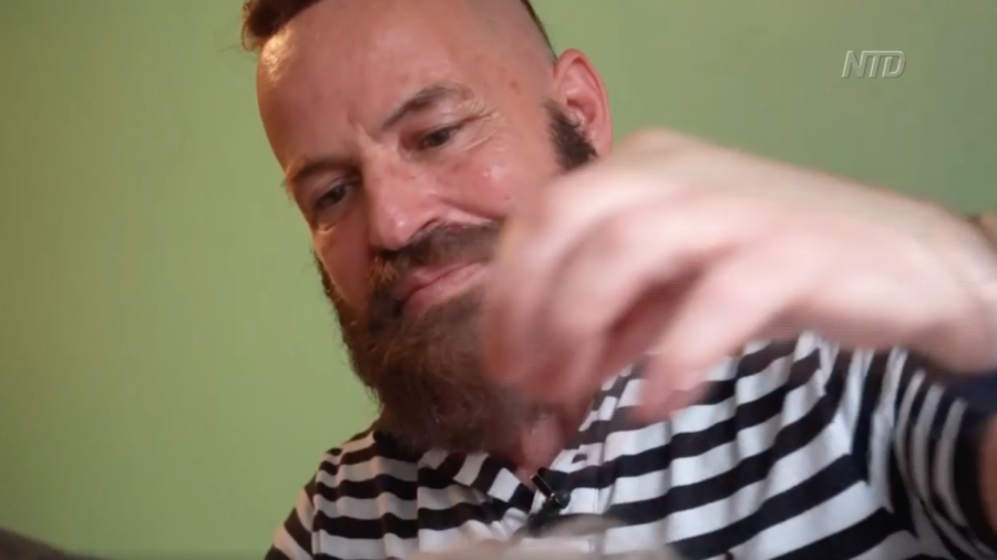 New York Stylist Gives Free Haircuts to the Elderly