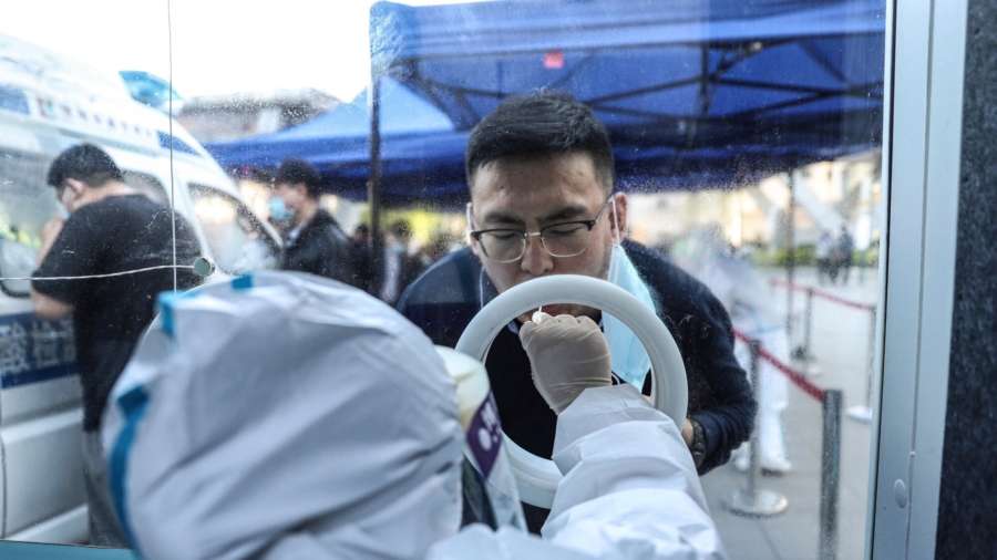 Video: Chinese Authorities Hold Down Elderly Man for Virus Test Sample