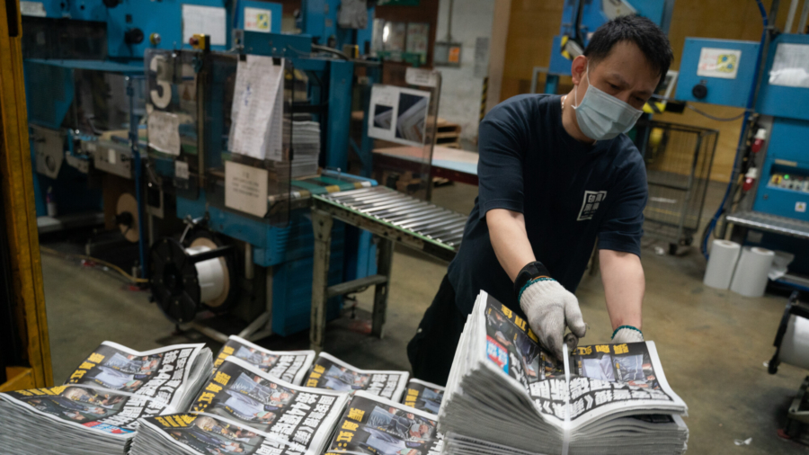 Hong Kong Police Raid Apple Daily, Arrest Executives
