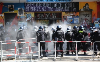 Berlin Police Enter Occupied Building After Clashes