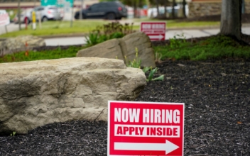 US Jobless Claims Tick Down to 411,000 as Economy Heals
