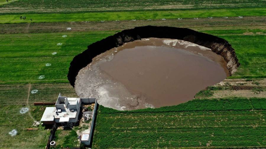 Massive Sinkhole Threatens House in Central Mexico
