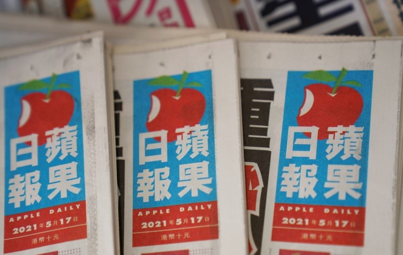HK’s Apple Daily Says Police Arrest 5 Directors in Latest Blow to Free Press