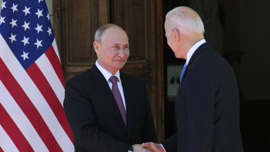 Biden Calls Putin, Urges Him to Deescalate