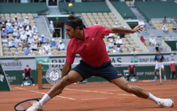 Slowing Down? Federer Says No as He Advances at French Open
